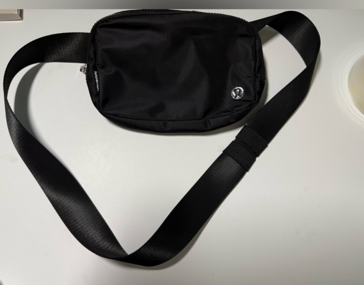 Lululemon black belt bag