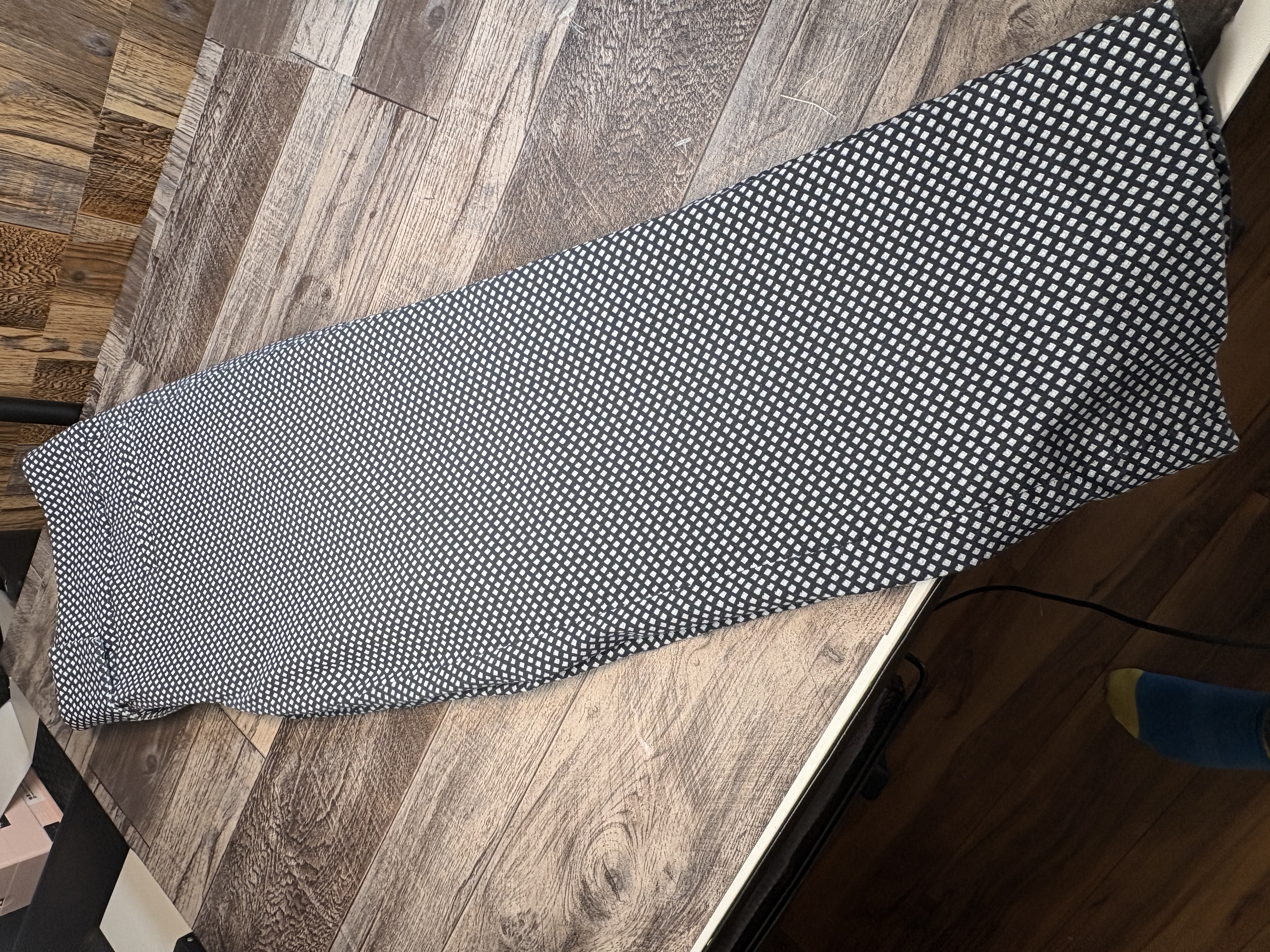 The Limited Ideal Stretch  ankle Pants – navy  & White Geometric Print, Size 8