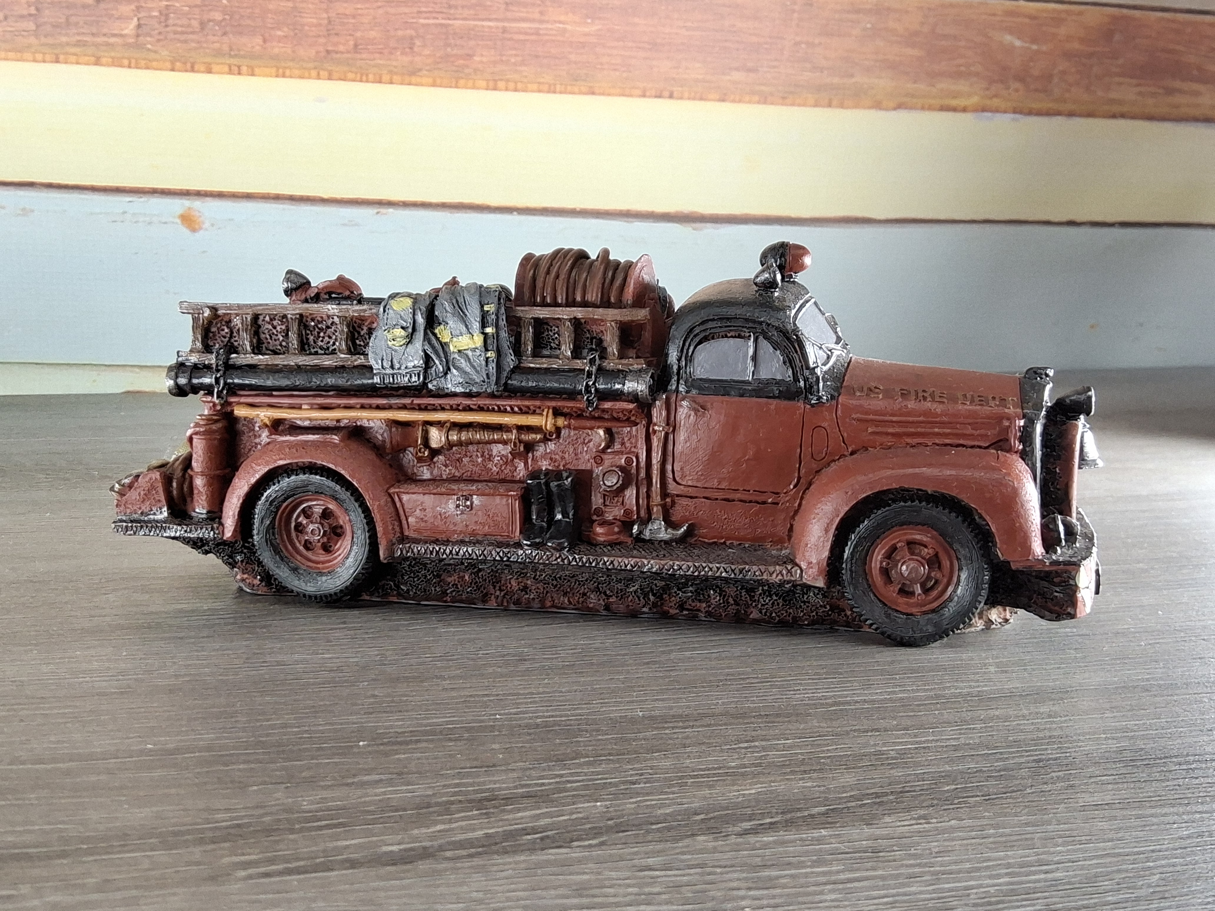 1999 Popular Imports Vintage 1954 Fire Truck Figurine